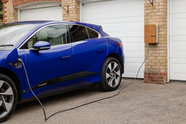 Les tendances 2024 dans le secteur des bornes de recharge pour véhicules électriques