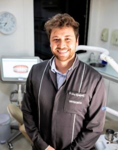 un homme souriant à la caméra