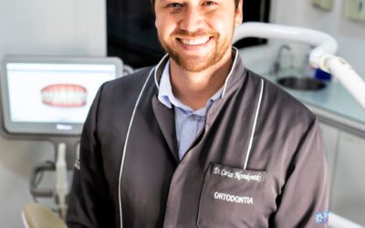 un homme souriant à la caméra