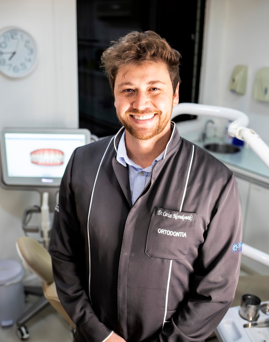 un homme souriant à la caméra