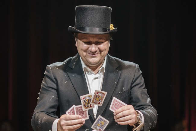 magicien avec cartes